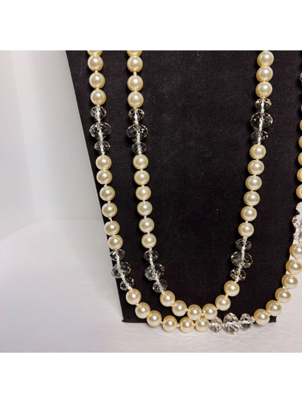 Single Strand Faux Pearl And Clear Faceted Crystal Like Beaded Necklace (6348) - Picture 3 of 7
